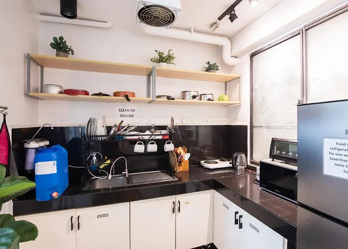 Homey And Cozey Poblacion Makati S08 Homestay